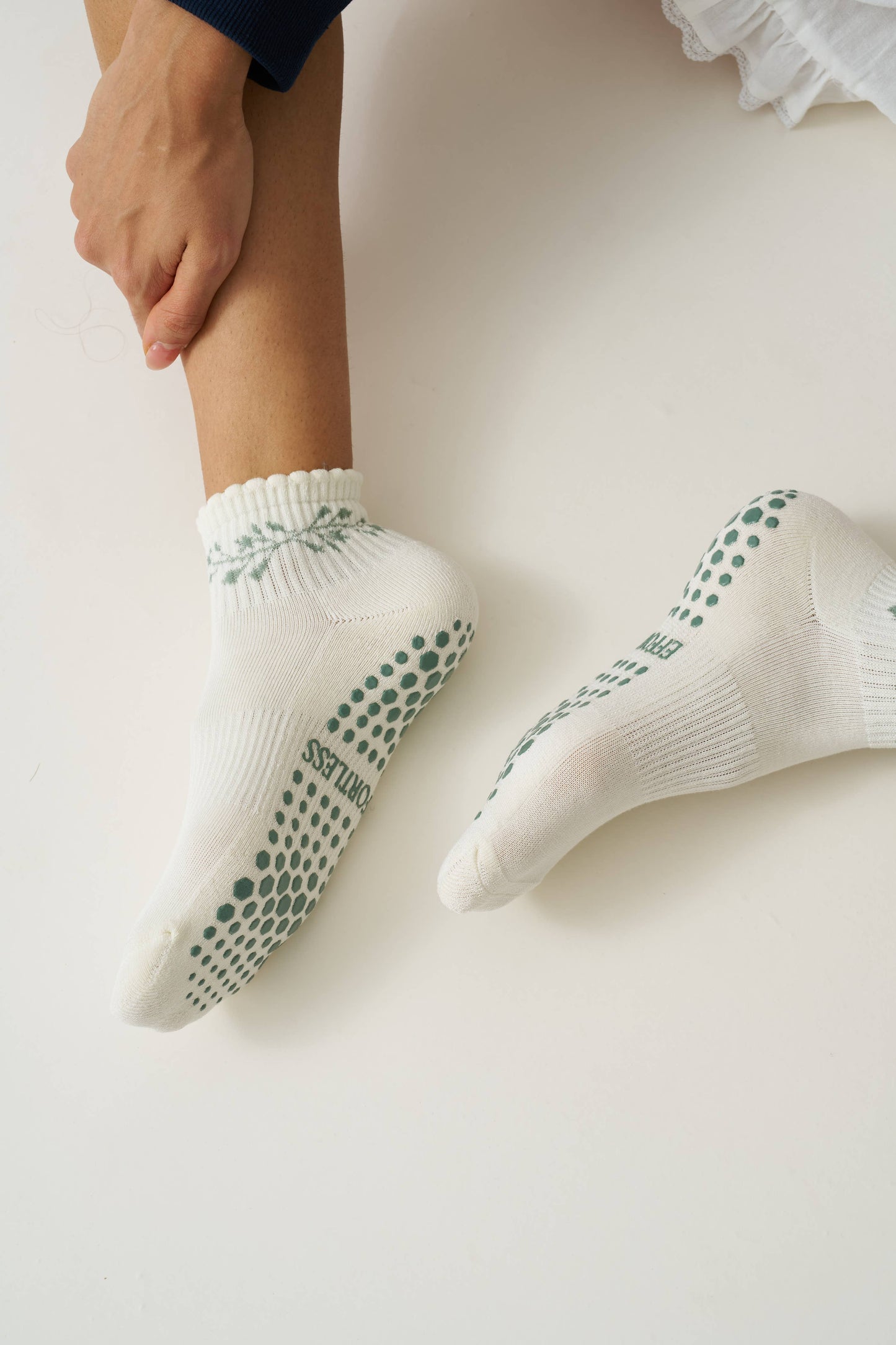 🎄 Cropped Crew Grip Sock - Garland