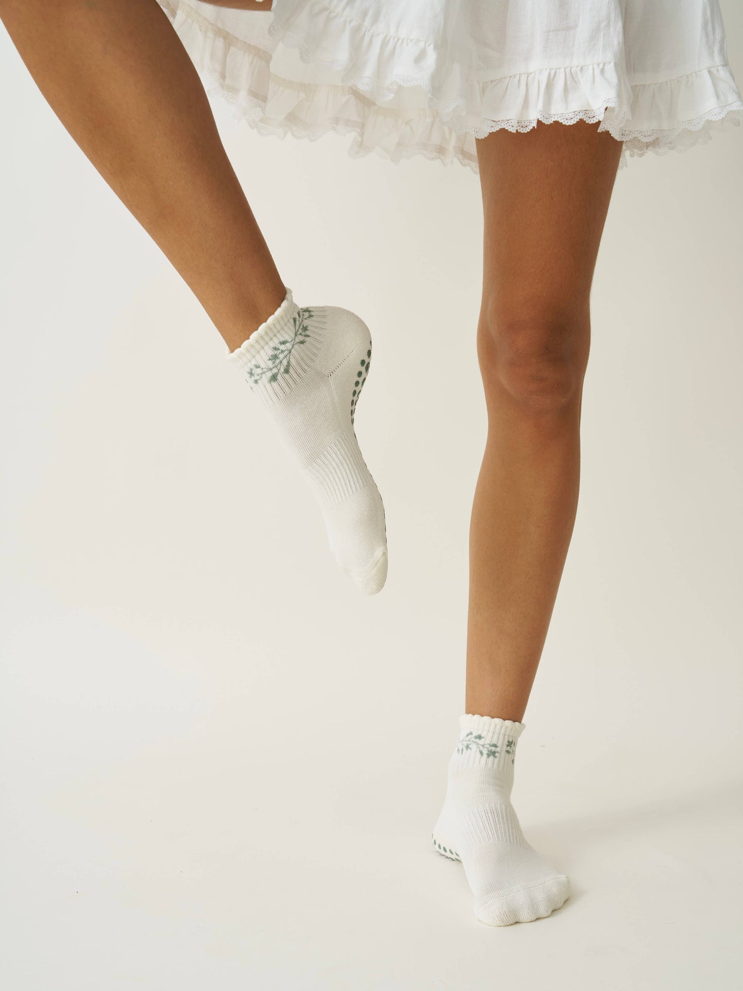 🎄 Cropped Crew Grip Sock - Garland